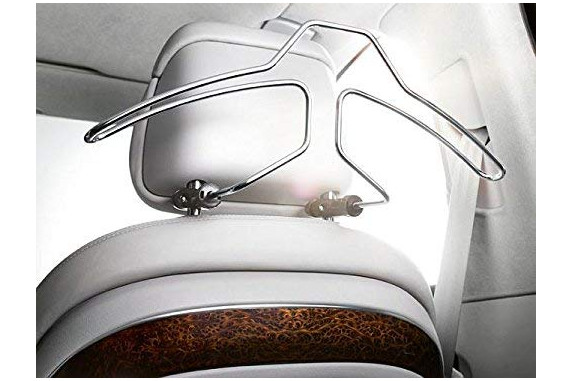 The ideal way to transport your garments.
The clothes hanger integrates with the vehicle interior, it can be easily and quickly mounted on the head restraint and carries your free-hanging garment securely and safely.